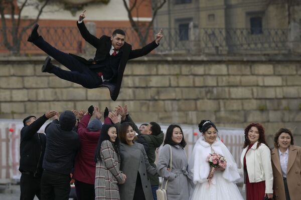 Молодожены празднуют свадьбу в окружении друзей на Красной площади в Москве - Sputnik Латвия
