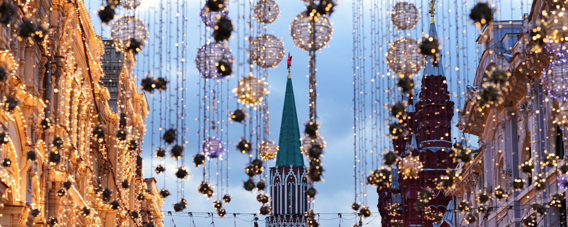 Вид на Никольскую башню Московского Кремля сквозь гирлянды на Никольской улице - Sputnik Латвия, 1920, 31.12.2020