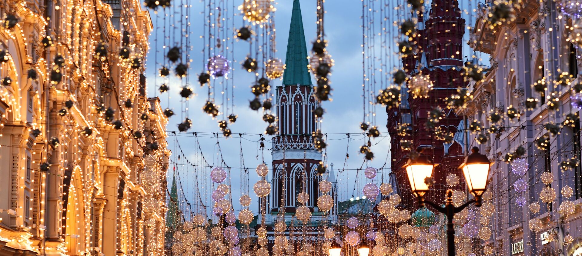 Вид на Никольскую башню Московского Кремля сквозь гирлянды на Никольской улице - Sputnik Латвия, 1920, 31.12.2020