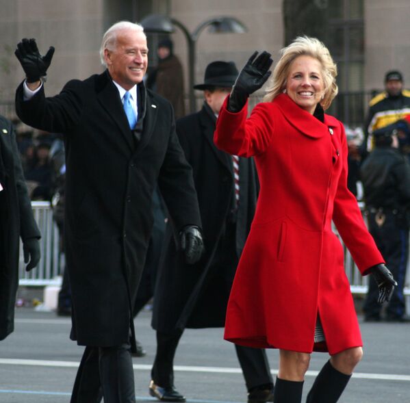 Вице-президент Джо Байден и его жена Джилл в Вашингтоне, во время инаугурационного парада, 2009 год - Sputnik Latvija