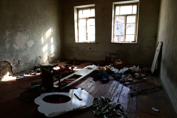 Внутри одного из брошенных домов в селе Дадиванк в Нагорном Карабахе - Sputnik Латвия