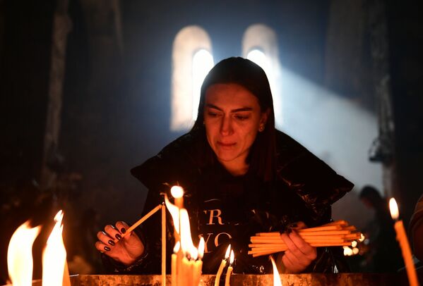 Женщина в церкви монастыря Дадиванк в Нагорном Карабахе - Sputnik Латвия