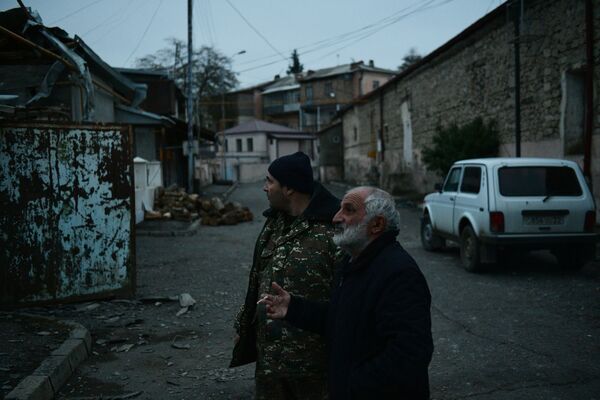 Мужчины возле разрушенного дома в Степанакерте - Sputnik Латвия