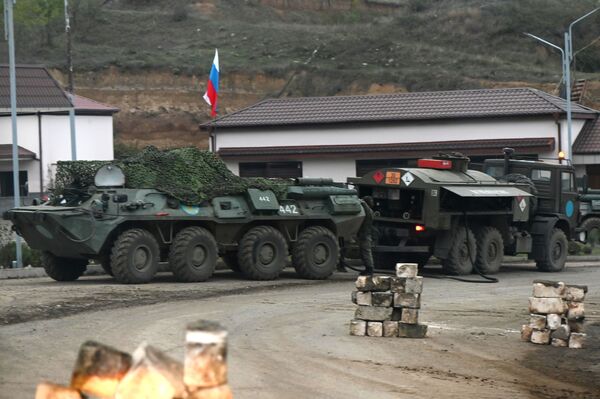 Военная техника российских миротворцев на контрольно-пропускном пункте в Нагорном Карабахе - Sputnik Латвия
