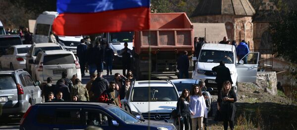 Флаг на военной технике российских миротворцев в Нагорном Карабахе Флаг на военной технике российских миротворцев в Нагорном Карабахе - Sputnik Latvija