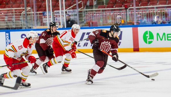 Экс-игрок Куньлуня помог рижанам одержать победу в битве худших клубов КХЛ - Sputnik Латвия
