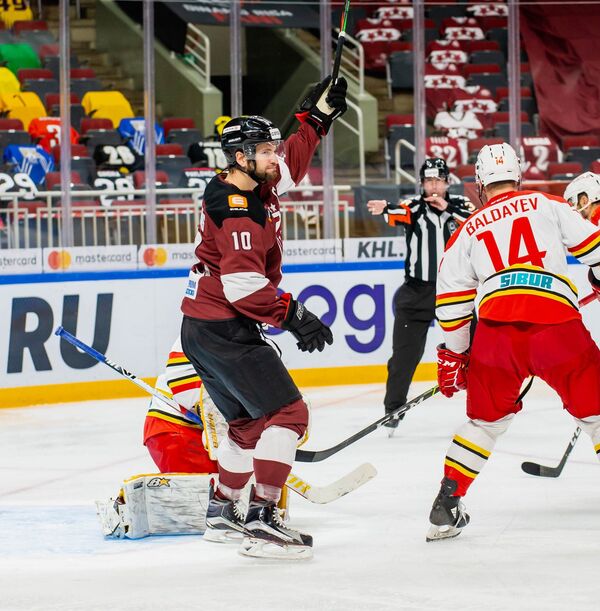 Экс-игрок Куньлуня помог рижанам одержать победу в битве худших клубов КХЛ - Sputnik Латвия