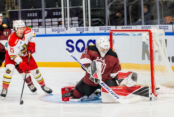 Экс-игрок Куньлуня помог рижанам одержать победу в битве худших клубов КХЛ - Sputnik Латвия