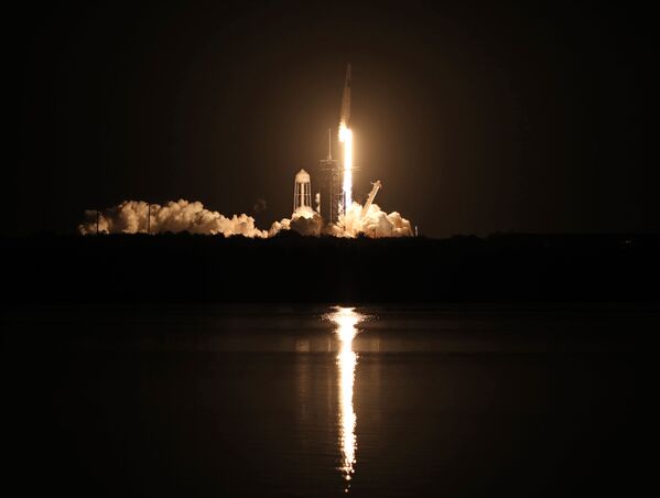 Ракета SpaceX Falcon 9 с кораблем Crew Dragon стартует в Космическом центре Кеннеди во Флориде  - Sputnik Latvija