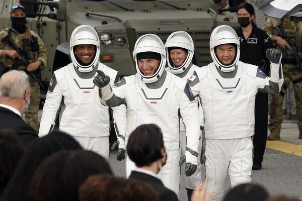 Астронавты (слева направо) Виктор Гловер, Майкл Хопкинс, Шеннон Уокер и Соичи Ногучи перед стартом ракеты SpaceX Falcon 9 - Sputnik Latvija