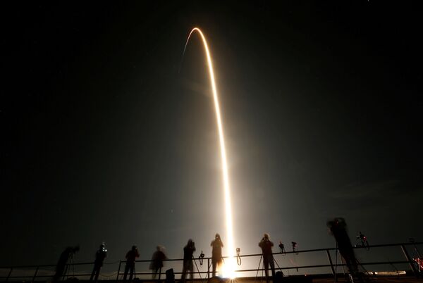 Люди наблюдают за стартом ракеты SpaceX Falcon 9 - Sputnik Latvija