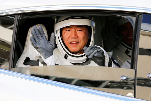 Японский астронавт и член экипажа Crew Dragon Соити Ногути перед запуском ракеты Falcon 9 - Sputnik Latvija