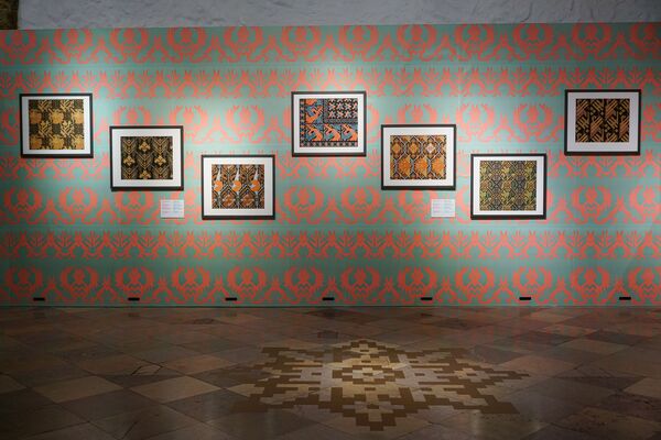 Ловец орнаментов: в Риге проходит выставка пионера латышского дизайна Ловец орнаментов: в Риге проходит выставка пионера латышского дизайна - Sputnik Латвия