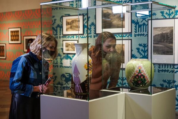 Ловец орнаментов: в Риге проходит выставка пионера латышского дизайна Ловец орнаментов: в Риге проходит выставка пионера латышского дизайна - Sputnik Латвия