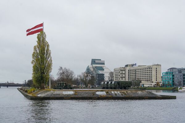 Расчеты орудий подготовились к салюту в честь Дня независимости Латвии - Sputnik Латвия