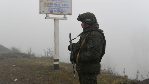 Российский миротворец на блокпосту в Лачинском коридоре - Sputnik Latvija