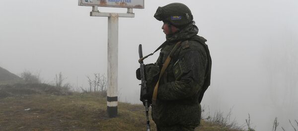 Российский миротворец на блокпосту в Лачинском коридоре Российский миротворец на блокпосту в Лачинском коридоре - Sputnik Latvija
