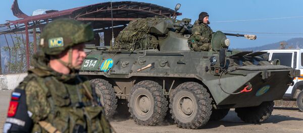 Бронетранспортер БТР-82А российских миротворческих сил на блокпосту в Лачинском коридоре Бронетранспортер БТР-82А российских миротворческих сил на блокпосту в Лачинском коридоре - Sputnik Latvija