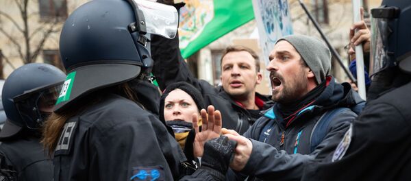 Акция протеста против мер по борьбе с коронавирусом в Берлине Акция протеста против мер по борьбе с коронавирусом в Берлине - Sputnik Латвия