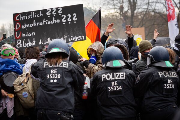 Карантин до февраля, уличные протесты и помощь армии: вторая волна COVID-19 в Европе - Sputnik Латвия