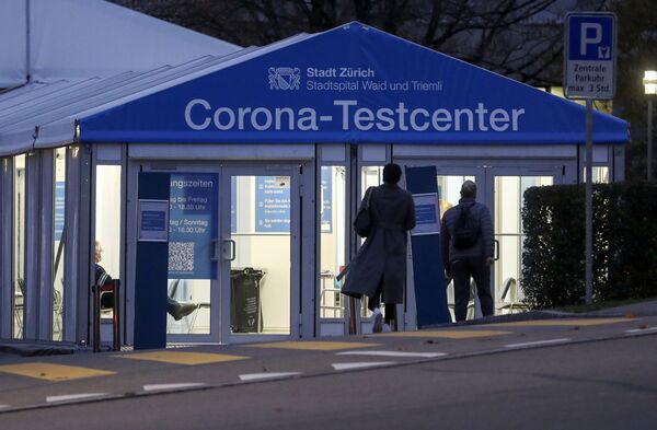 Карантин до февраля, уличные протесты и помощь армии: вторая волна COVID-19 в Европе - Sputnik Латвия