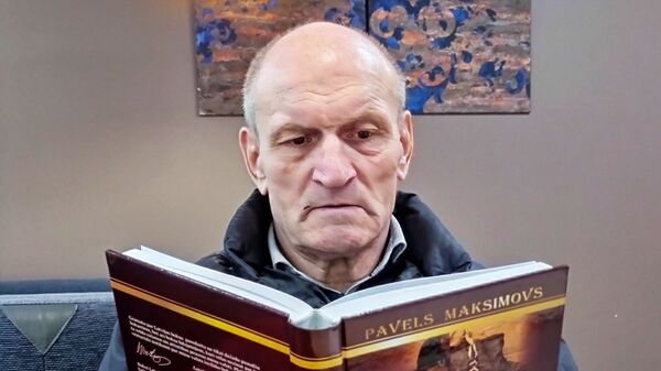 Павел Максимов со своей книгой Латвийскому боксу - 100 - Sputnik Латвия