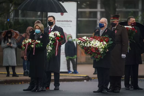 Saeimas spīkere Ināra Mūrniece un prezidents Egils Levits noliek ziedus pie Brīvības pieminekļa Saeimas spīkere Ināra Mūrniece un prezidents Egils Levits noliek ziedus pie Brīvības pieminekļa - Sputnik Latvija