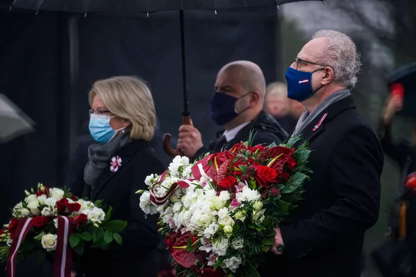 Saeimas spīkere Ināra Mūrniece un prezidents Egils Levits noliek ziedus pie Brīvības pieminekļa Latvijas Republikas Neatkarības dienā Saeimas spīkere Ināra Mūrniece un prezidents Egils Levits noliek ziedus pie Brīvības pieminekļa Latvijas Republikas Neatkarības dienā - Sputnik Latvija
