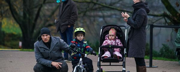 Латвийцы у памятника Свободы в День независимости - Sputnik Латвия