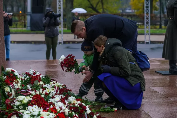 Iedzīvotāji noliek ziedus pie Brīvības pieminekļa Latvijas Republikas Neatkarības dienā Iedzīvotāji noliek ziedus pie Brīvības pieminekļa Latvijas Republikas Neatkarības dienā - Sputnik Latvija