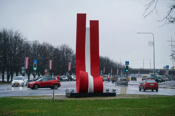 Latvijas karoga instalācija 11. novembra krastmalā Latvijas karoga instalācija 11. novembra krastmalā - Sputnik Latvija