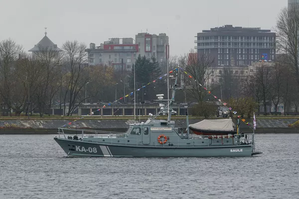 Latvijas krasta apsardzes kuģis КА-08 Saule Daugavā Latvijas krasta apsardzes kuģis КА-08 Saule Daugavā - Sputnik Latvija