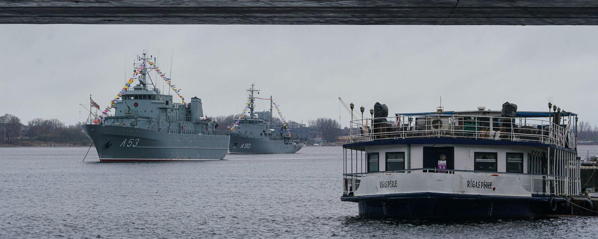 Корабли латвийского ВМФ А53 Virsaitis и А90 Varonis в парадном строю на Даугаве - Sputnik Латвия, 1920, 05.06.2026