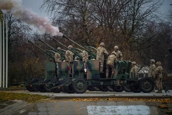 Artilērijas salūts no 40 mm lielgabaliem Bofors L-70 uz AB dambja Artilērijas salūts no 40 mm lielgabaliem Bofors L-70 uz AB dambja - Sputnik Latvija