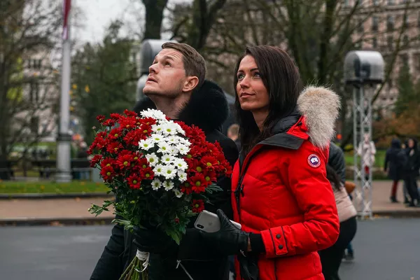 Rīdzinieki nes ziedus pie Brīvības pieminekļa Rīdzinieki nes ziedus pie Brīvības pieminekļa - Sputnik Latvija