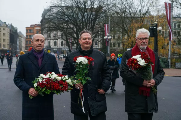 Bijušais Rīgas mērs Oļegs Burovs, bijušais Rīgas izpilddirektors Juris Radzevičs un bijušais Rīgas mērs Dainis Turlais ar ziediem pie Brīvības pieminekļa Bijušais Rīgas mērs Oļegs Burovs, bijušais Rīgas izpilddirektors Juris Radzevičs un bijušais Rīgas mērs Dainis Turlais ar ziediem pie Brīvības pieminekļa - Sputnik Latvija