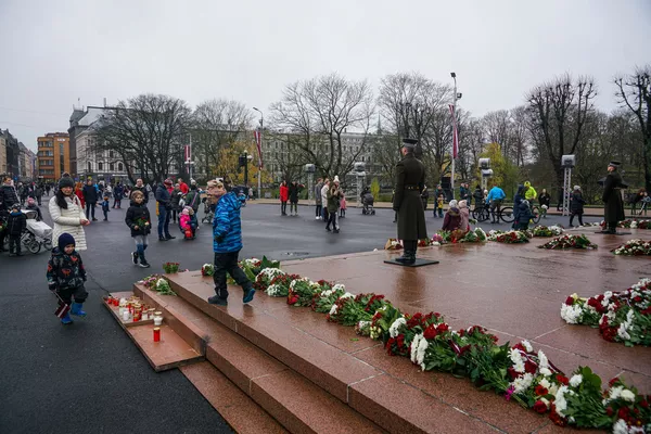 Rīdzinieki nes ziedus pie Brīvības pieminekļa Rīdzinieki nes ziedus pie Brīvības pieminekļa - Sputnik Latvija