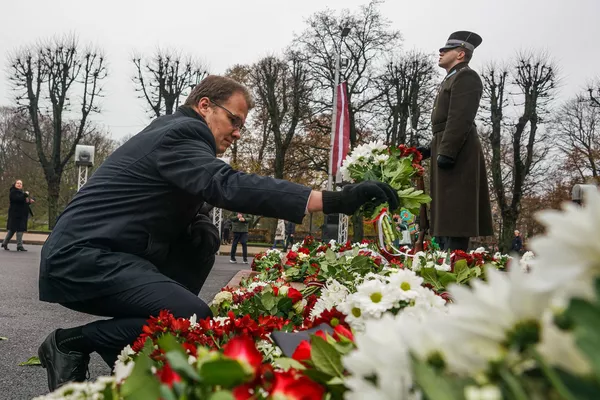 Nacionālās apvienības līderis Raivis Dzintars noliek ziedus pie Brīvības pieminekļa Nacionālās apvienības līderis Raivis Dzintars noliek ziedus pie Brīvības pieminekļa - Sputnik Latvija