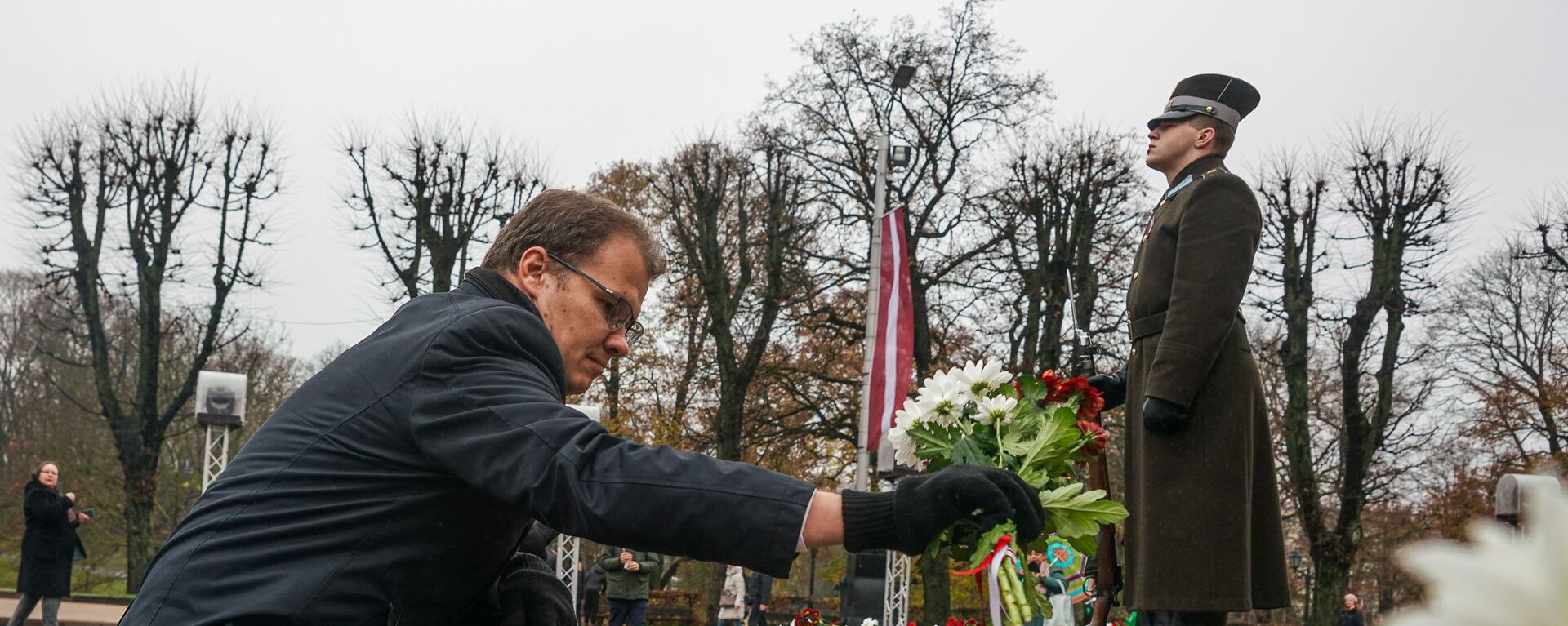 Лидер Нацобъединения Райвис Дзинтарс возлагает цветы к памятнику Свободы - Sputnik Латвия, 1920, 26.04.2022