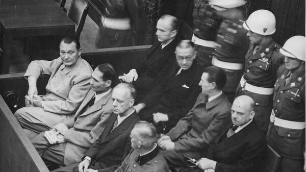 Hermanis Gērings, admirālis Karls Dēnics, admirālis Ērihs Rēders, Rūdolfs Hess, Baldurs fon Šīrahs un Joahims fon Ribentrops uz apsūdzēto sola Nirnbergas procesa laikā. - Sputnik Latvija