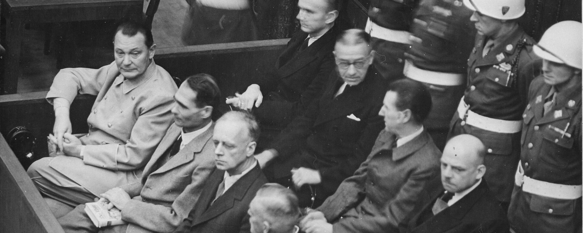 Hermanis Gērings, admirālis Karls Dēnics, admirālis Ērihs Rēders, Rūdolfs Hess, Baldurs fon Šīrahs un Joahims fon Ribentrops uz apsūdzēto sola Nirnbergas procesa laikā. - Sputnik Latvija, 1920, 24.11.2020