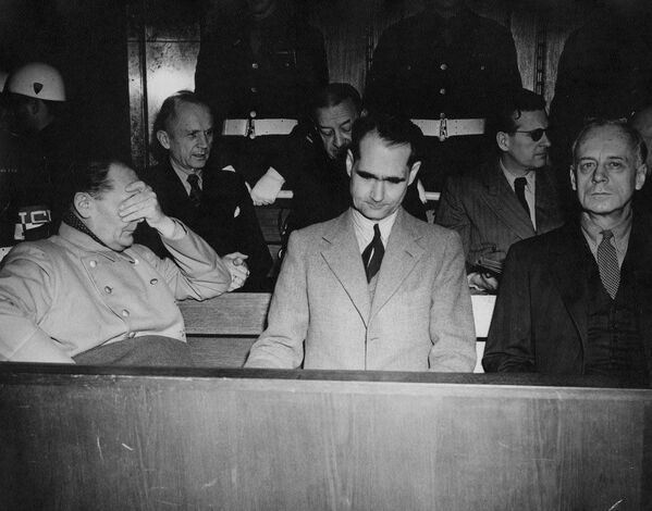 Kara noziegumos apsūdzētie Nirnbergas procesā. No kreisās uz labo pusi: Hermanis Gērings, admirālis Karls Dēnics, admirālis Ērihs Rēders, Rūdolfs Hess, Baldurs fon Šīrahs un Joahims fon Ribentrops. - Sputnik Latvija
