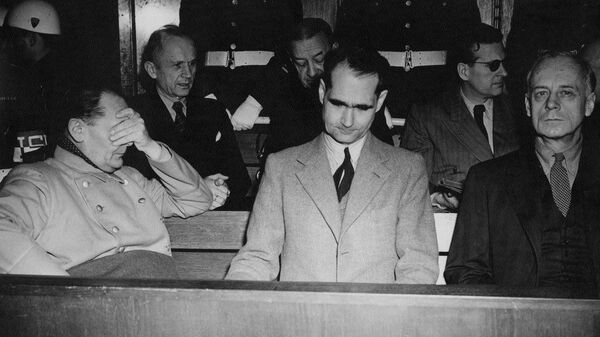 Иоахим фон Риббентроп (крайний справа) на скамье подсудимых во время Нюрнбергского процесса - Sputnik Латвия