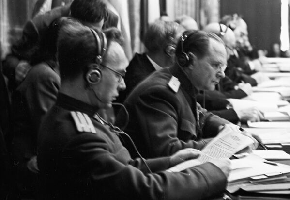 Starptautiskā kara tribunāla locekļi no PSRS apakšpulkvedis Aleksandrs Voločkovs un tieslietu ģenerālmajors Iona Ņikitčenko sēžu zālē Nirnbergas procesa laikā. - Sputnik Latvija