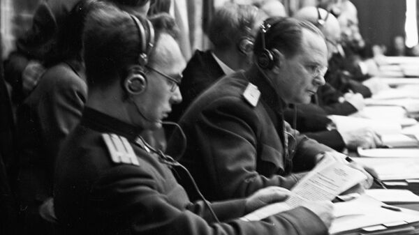 Члены Международного военного трибунала от СССР подполковник Александр Волчков и генерал-майор юстиции Иона Никитченко в зале заседания в ходе Нюрнбергского процесса - Sputnik Латвия