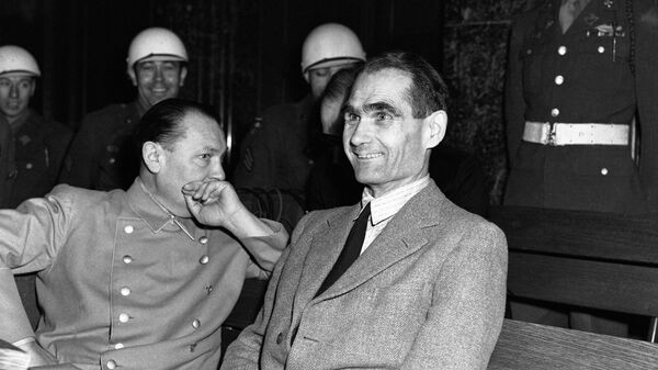Герман Геринг и Рудольф Гесс (слева направо) на скамье подсудимых Нюрнберского процесса - Sputnik Латвия