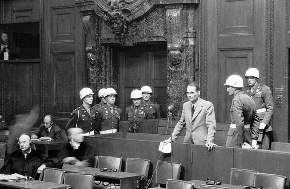 Apsūdzētais Rūdolfs Hess, Hitlera vietnieks nacistiskās partijas vadībā, nolasa tribunālam savu paziņojumu par to, ka viņš vairs nesimulēs vājprātu, kā viņš to iepriekš darījis. Hesam tika piespriests mūža ieslodzījums. Pēcāk Vācijas labējie spēki daudzkārt pieprasīja apžēlot viņu, taču lielvalstis-uzvarētājas atteicās mīkstināt spriedumu. 1987. gada 17. augustā Hess tika atrasts pakāries cietuma teritorijā. - Sputnik Latvija