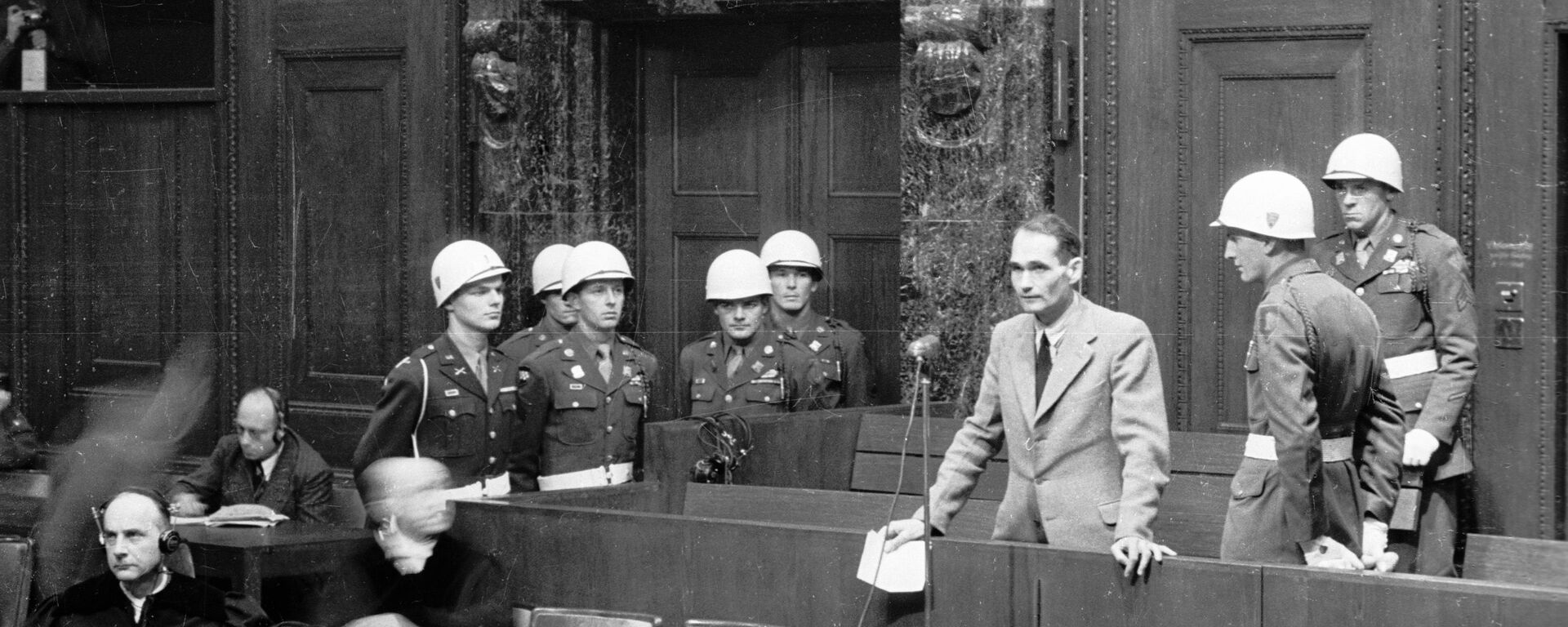 Рудольф Гесс на скамье подсудимых во время Нюрнбергского процесса - Sputnik Латвия, 1920, 27.08.2025