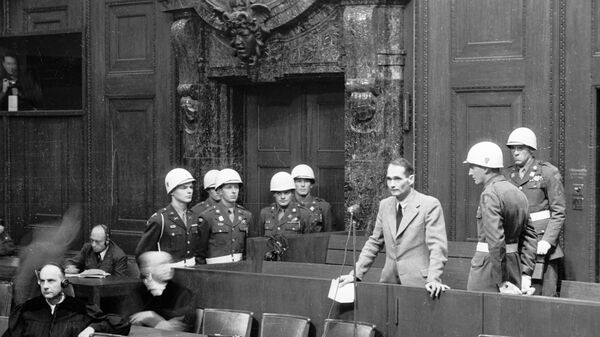 Рудольф Гесс на скамье подсудимых во время Нюрнбергского процесса - Sputnik Латвия