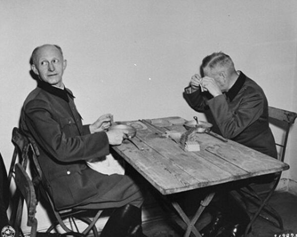 Генералы Йодль и Кейтель в столовой суда - Sputnik Латвия